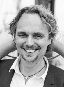 GS lacht klein 220x300 1